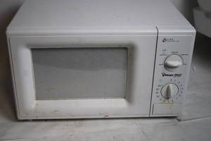 lot 187 image: Magic Chef 0.7 cu. ft. 700 Watts Microwave Oven Model MCD770RW