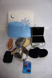 lot 190 image: Assorted Vintage Keepsake Boxes and Containers