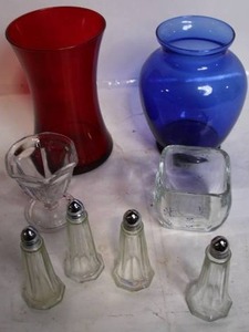 lot 208 image: Collection of Glass Vases and Shakers