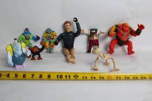 lot 20 image: Collection of 8 1990s Monster and Creature Action Figures
