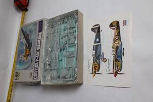 lot 25 image: 148 Scale Curtiss P-40E Warhawk Model Kit