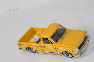 lot 153 image: Chevrolet Diecast Model Truck in Yellow