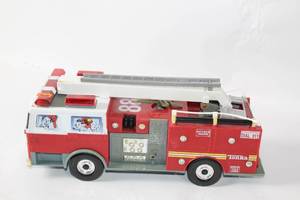 lot 165 image: Tonka Fire Truck Toy with Extendable Ladder