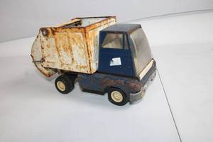 lot 207 image: Vintage Rusted Toy Dump Truck