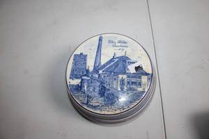 lot 213 image: Delft Blue Porcelain Lidded Box Featuring Den Helder Vuurtoren