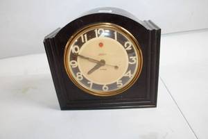 lot 216 image: Vintage Telechron Electric Mantel Clock in Wooden Case