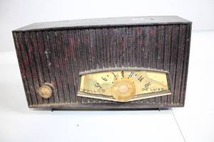 lot 221 image: Vintage Philco Deluxe Tube Radio