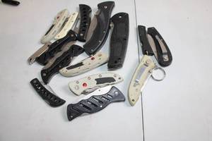 lot 245 image: Collection of 13 Assorted Folding Pocket Knives