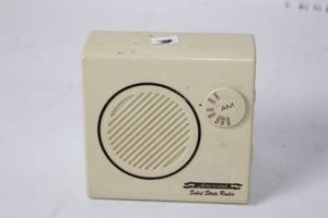 lot 331 image: Vintage Americana Solid State AM Radio