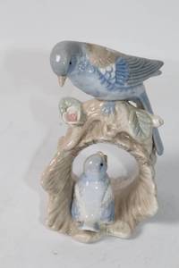 lot 364 image: Vintage Porcelain Bird Figurine Set