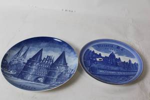 lot 369 image: Set of 2 Blue Decorative Plates Featuring Victoria, B.C. and Lbeck