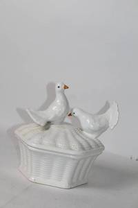 lot 373 image: Porcelain Trinket Box with Bird Figurines