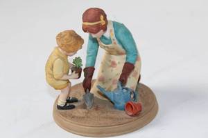 lot 379 image: 1986 Jessie Willcox Smith Helping Mom Holiday Figurine