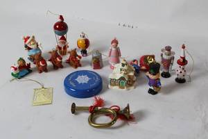 lot 380 image: Set of 17 Assorted Christmas Ornaments and Decorations