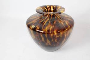 lot 390 image: Tortoise Shell Pattern Glass Vase