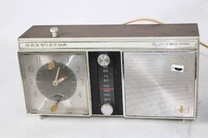 lot 398 image: Vintage RCA Victor Solid State Clock Radio