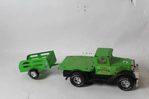 lot 402 image: Vintage NyLint Livestock Farms Green Toy Truck with Trailer