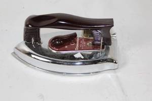 lot 408 image: Vintage Dominion Travel Iron with Bakelite Handle