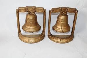 lot 422 image: Pair of Antique Style Cast Iron Bell Bookends