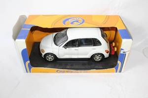 lot 426 image: 118 Scale Chrysler PT Cruiser Diecast Model Car by GATE