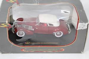 lot 428 image: 132 Scale 1937 Cord B12 Supercharged Die-Cast Model by Signature Models