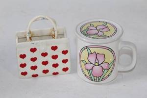 lot 439 image: Vintage Ceramic Mug with Lid and Heart Pattern Bag Holder