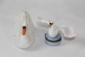 lot 441 image: Set of 2 Porcelain Swan Figurines