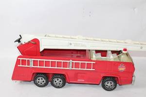 lot 457 image: Vintage Tonka Fire Truck Toy with Extendable Ladder