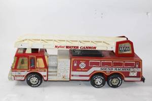 lot 458 image: Vintage Nylint Water Cannon Fire Truck Sound Machine Toy