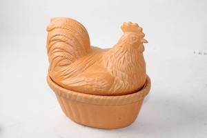 lot 462 image: Handcrafted Ceramic Hen Shaped Baking Dish
