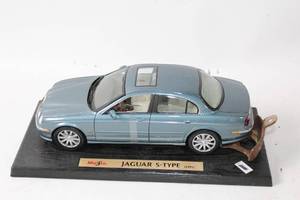 lot 467 image: Maisto Jaguar S-Type 1999 Scale Model with Coca-Cola Accessory