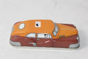 lot 472 image: Vintage 1992 Fossil Car Shaped Tin Case