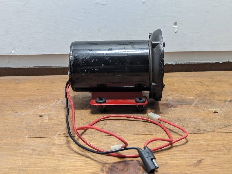 lot 31 image: 12 Volt - Electric Motor - NSTP 789729 - Reversable - With Mounting Bracket