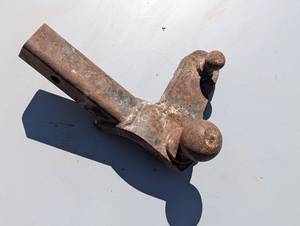 lot 73 image: 2 516 heavy duty ball hitch with many side hitch