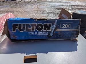 lot 22 image: Fulton 1200 lb high performance series trailer track bolt through swivel mount with wheel