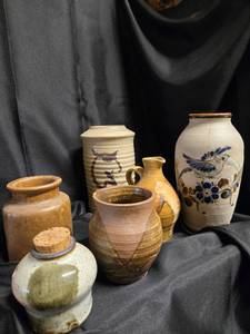 lot 8 image: Pottery