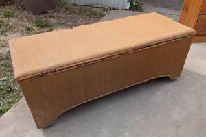 lot 16 image: Reeded Trunk