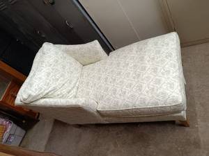 lot 28 image: Chaise Lounge
