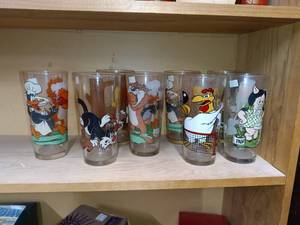 lot 33 image: Looney Toons Glass Cup Set