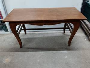 lot 23 image: Coffee table