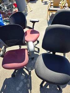 lot 70 image: 4 Office chairs on casters