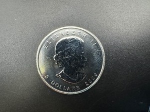 lot 64 image: 2009 BU Canadian 1 Oz. .9999 Silver Maple Leaf Coin