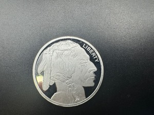 lot 69 image: Buffalo Design 1 Oz. Silver Round