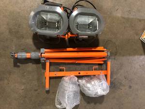 lot 13 image: HDX 1200-Watt Halogen Tripod Work Light  Customer Returns See Pictures