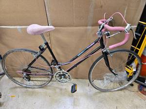 lot 19 image: Vintage 1982 Huffy 26 Womans AEROWIND 10 SPEED Murray Schwinn Columbia Sears