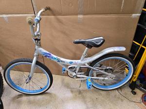 lot 25 image: 20 Heart Breaker Girls Bike (USED)
