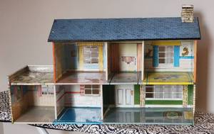 lot 100 image: Vintage Tin Litho Doll House Toy