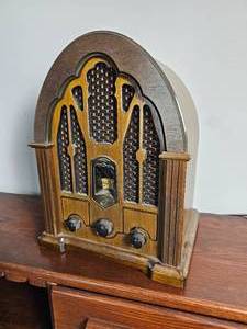lot 140 image: Retro Cathedral Styled GE Radio