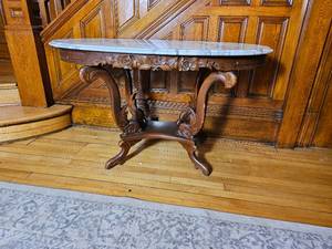 lot 29 image: Beautiful Oval Marble Stone Top Parlor Table