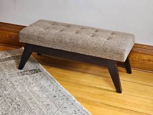 lot 88 image: Contemporary Upholstered Entry bench